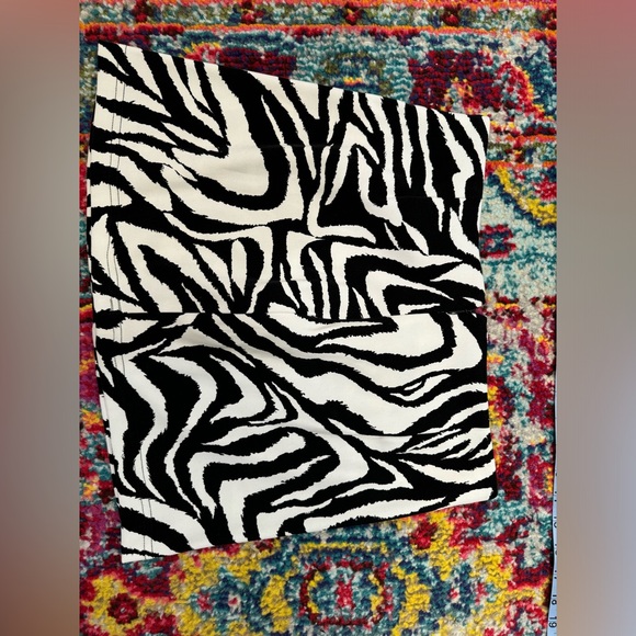 Two piece matching set can be worn multiple ways - Picture 5 of 6